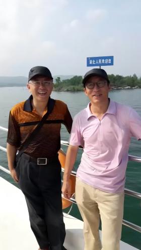 洪烛与祁人在丹江口水库(1).jpg 洪烛与祁人在丹江口水库(1).jpg